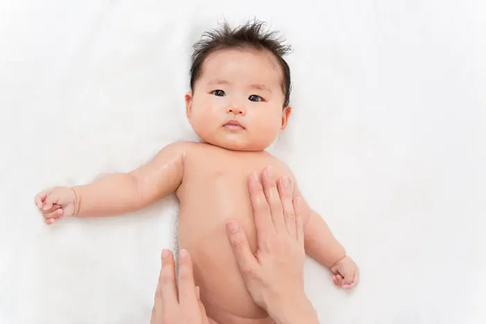 طريقة تحميم الطفل الرضيع الصحيحة بالصور