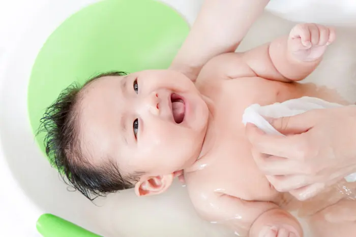 طريقة تحميم الطفل الرضيع الصحيحة بالصور